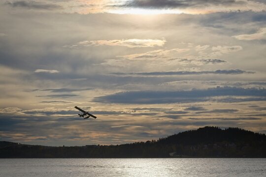 A small white seaplane takes off from Lake Storsj&ouml;n in &Ouml;stersund