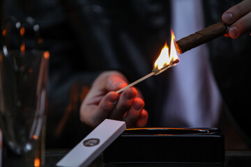 シガーに火を付ける男性