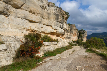 Fototapeta na wymiar Senda de acantilados de piedra caliza muy codiciados por los escaladores cerca de Siurana. Tarragona