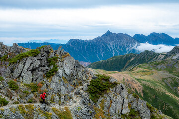 岩の登山道