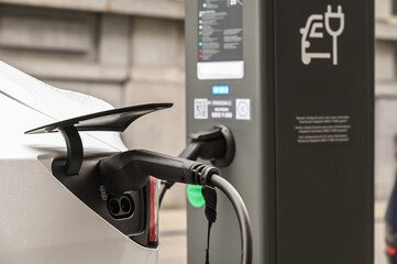 voiture electrique electricite auto co carbone borne autonomie batterie energie environnement ecologie electric car charge  ville urbain centre
