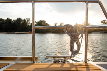 Obraz premium Yacht winch. Sea knot in the setting sun. Yacht rope