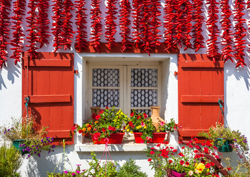 S&eacute;chage de piments sur fa&ccedil;ade de maison &agrave; Espelette en pays basque, France 