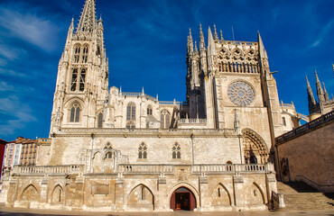 Obraz premium Fachada meridional catedral gótica de Burgos vista desde la plaza de San Fernando, España