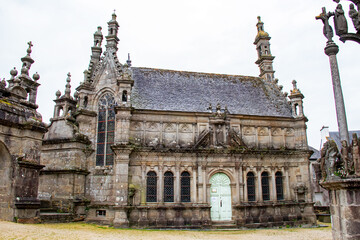 Fototapeta na wymiar Saint-Thégonnec. Ossuaire de l'église de l'enclos paroissial sous ciel gris. Finistère. Bretagne 