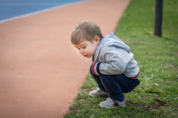 Niño rubio jugando al aire libre
