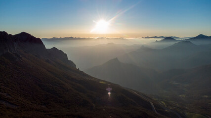 la cima del mar de nubes