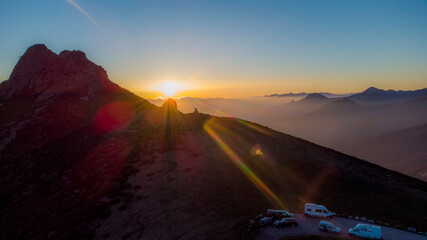un amanecer diferente entre monta&ntilde;as y animales