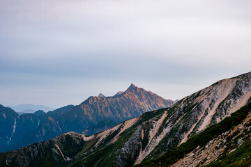 朱くなる山