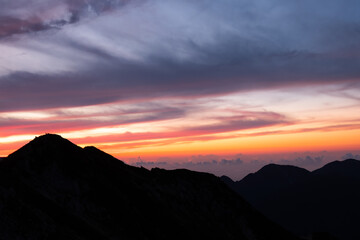 夕暮れの山のシルエット
