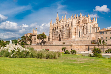 Fototapeta premium Palace of the Almudaina with La Seu Cathedral and Parc de la Mar - 7886