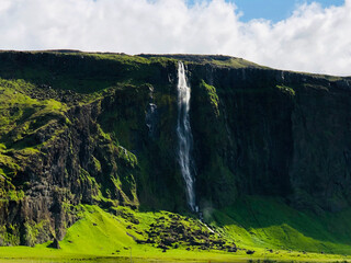 Obraz premium Beautiful waterfall in Iceland in the morning sun