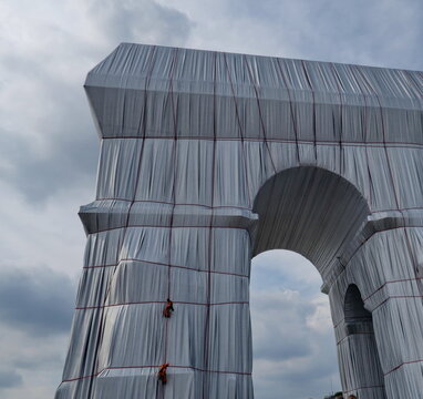L'Arc de Triomphe, Wrapped, avec alpinistes. Paris 1961-2021. L'Arc de Triomphe Empaquet&eacute;. Oeuvre temporaire de Christo et Jeanne-Claude. Paris. 19/09/2021.