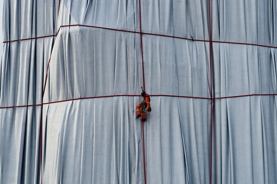 L'Arc de Triomphe, Wrapped, avec alpinistes. Paris 1961-2021. L'Arc de Triomphe Empaquet&eacute;. Oeuvre temporaire de Christo et Jeanne-Claude. Paris. 19/09/2021.