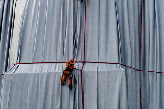 L'Arc de Triomphe, Wrapped, avec alpinistes. Paris 1961-2021. L'Arc de Triomphe Empaquet&eacute;. Oeuvre temporaire de Christo et Jeanne-Claude. Paris. 19/09/2021.