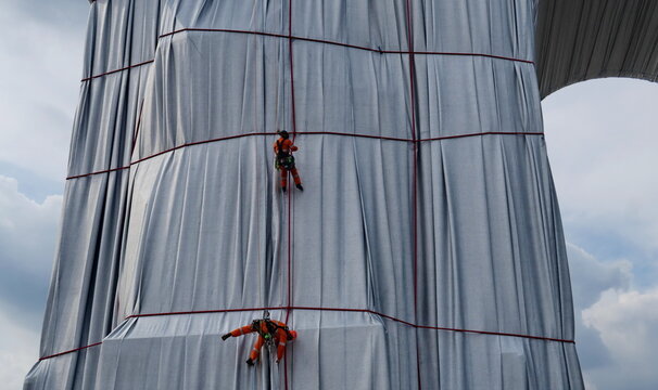L'Arc de Triomphe, Wrapped, avec alpinistes. Paris 1961-2021. L'Arc de Triomphe Empaquet&eacute;. Oeuvre temporaire de Christo et Jeanne-Claude. Paris. 19/09/2021.