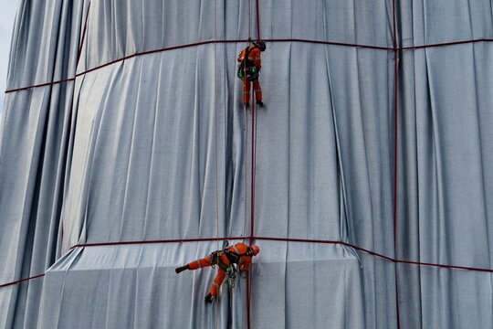 L'Arc de Triomphe, Wrapped, avec alpinistes. Paris 1961-2021. L'Arc de Triomphe Empaquet&eacute;. Oeuvre temporaire de Christo et Jeanne-Claude. Paris. 19/09/2021.