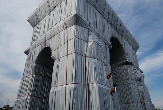 L'Arc de Triomphe, Wrapped, avec alpinistes. Paris 1961-2021. L'Arc de Triomphe Empaquet&eacute;. Oeuvre temporaire de Christo et Jeanne-Claude. Paris. 19/09/2021.