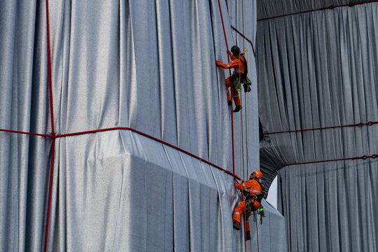 L'Arc de Triomphe, Wrapped, avec alpinistes. Paris 1961-2021. L'Arc de Triomphe Empaquet&eacute;. Oeuvre temporaire de Christo et Jeanne-Claude. Paris. 19/09/2021.