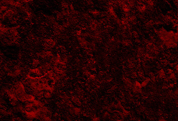 暗い赤の風化した石壁