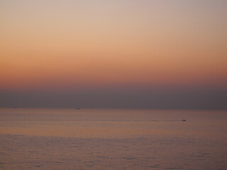 夕焼けの海と船