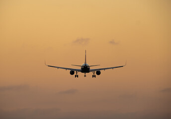 Obraz na płótnie Canvas A large passenger plane is landing
