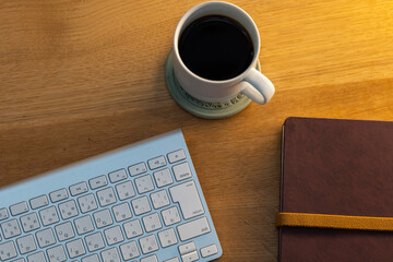 机の上のマグガップとキーボード