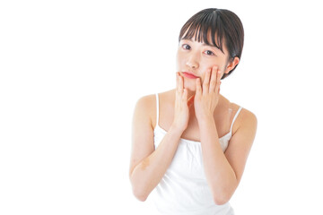 肌のケアをする若い女性