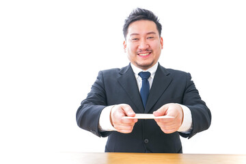 辞表を提出するビジネスマン