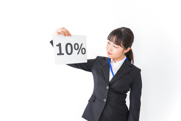 引越しをする若い女性