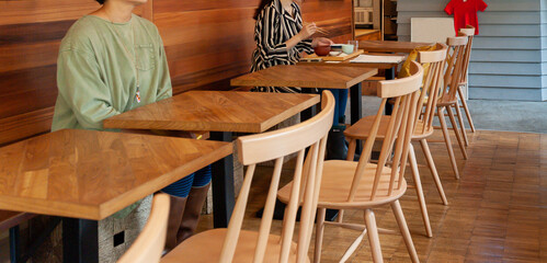 飲食店のテーブル席　２人の女性客	