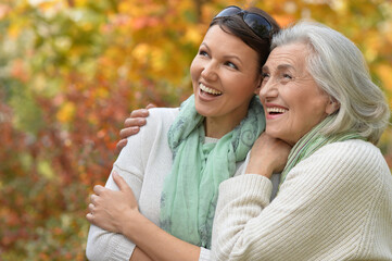 Obraz premium Close up portrait of smiling senior woman with adult daughter
