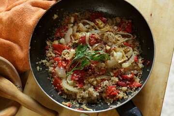 Quinoa con pimientos asados y cebolla 