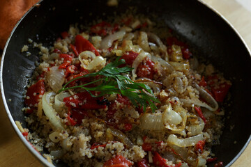 Quinoa con pimientos asados y cebolla 