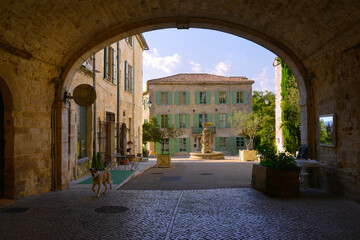 Place de l'Esplanade à la fontaine depuis la Rue de l'Église à Barjac (30430), département du Gard en région Occitanie, France