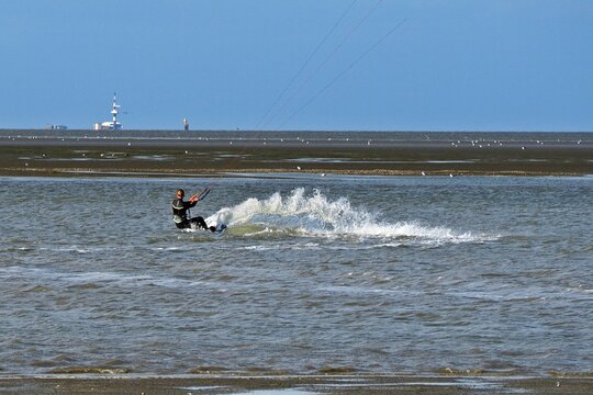 Kitesurfer in Aktion, Hooksiel, Ostfriesland