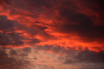 Obraz premium Angry red skies, sunset and dark cloudy red sky