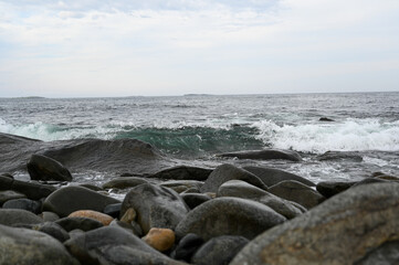 Fototapeta na wymiar waves breaking on rocks