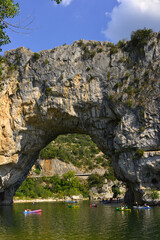 Verticale sur le Pont d'Arc à Vallon-Pont-d'Arc (07150), département de l'Ardèche en région Auvergne-Rhône-Alpes, France