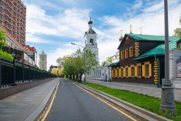 Fototapeta na wymiar Moscow, View on the 4th Golutvinsky Lane and the Church of St. Nicholas the Wonderworker in Golutvin (Chinese Compound)