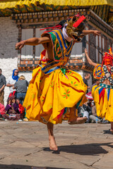 Naklejka premium Danse religieuse au tshechu du lhakhang de Jambay au Bhoutan.
