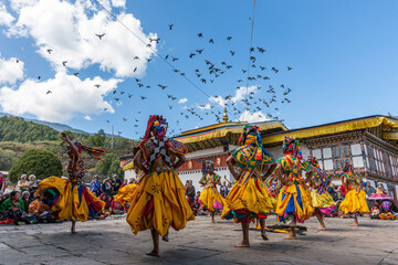 Danse religieuse au tshechu du lhakhang de Jambay au Bhoutan. - obrazy, fototapety, plakaty