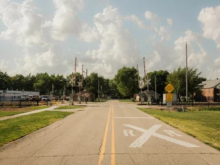 Fototapeten Railroad crossing in Gardner, a small town on Route 66 in Illinois © jonbilous