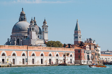 Fototapeta na wymiar view of the architectural buildings of Venice from the Grand Canal