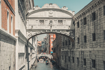 Obraz na płótnie Canvas bridge between old buildings over the canal in venice view from the gondola