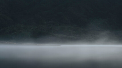 Fototapeta premium Niebla en laguna.