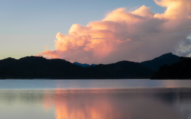 Amanecer colorido en laguna de Chingaza.