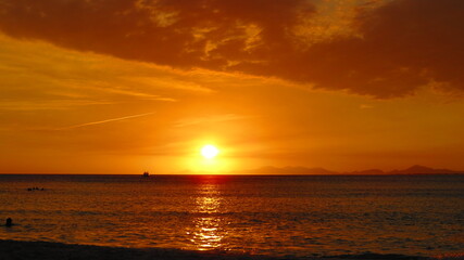 Naklejka premium sunset over the sea