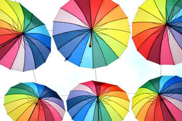 Bunte Regenbogen Sonnenschirme. Die Regenbogenfarben stehen als Symbol für die Akzeptanz und Gleichberechtigung von menschen die eine andere Sexualität leben als die Hetrosexualität. LGBT LSBTI LGBT 