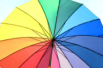 Bunter Regenbogen Sonnenschirm. Die Regenbogenfarben stehen als Symbol für die Akzeptanz und...